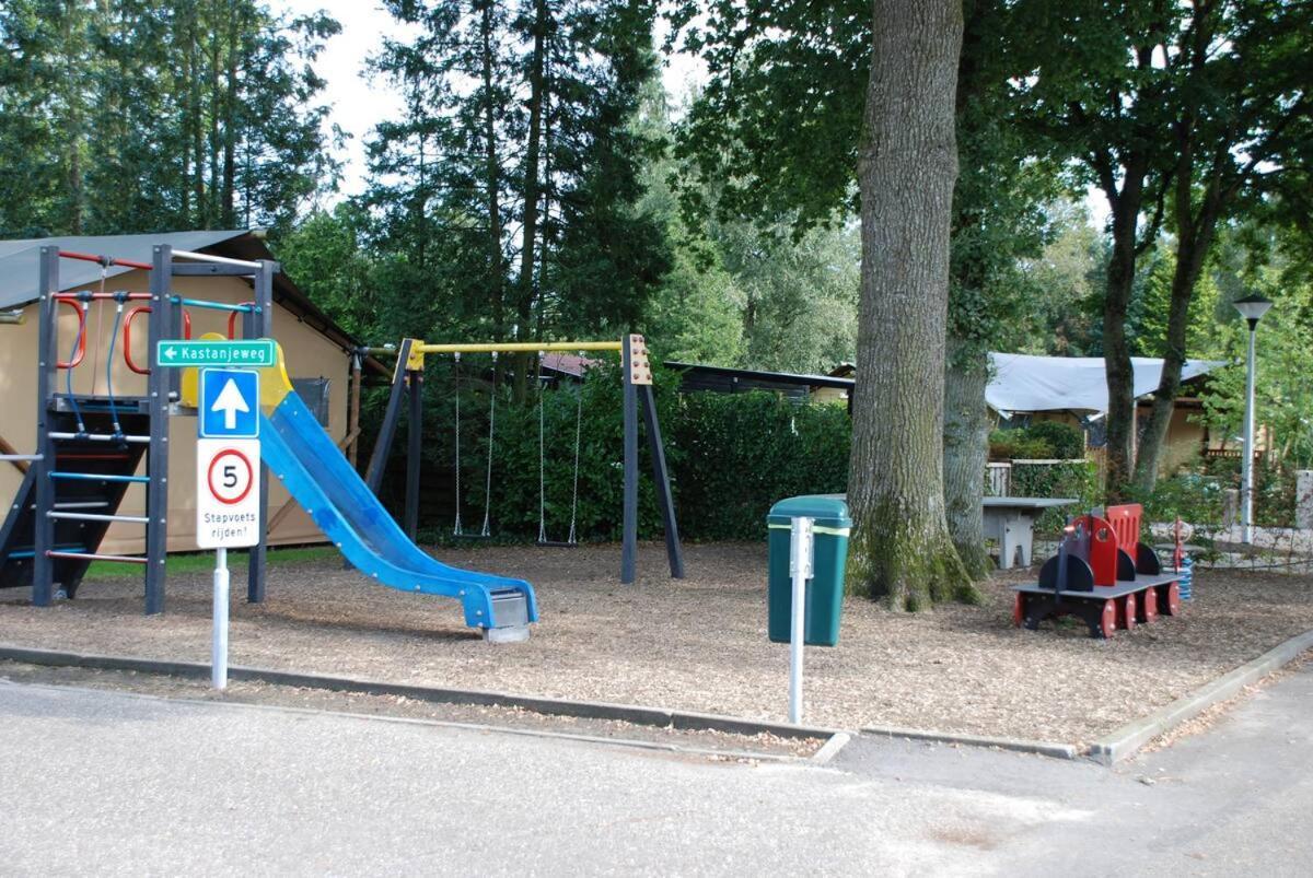 プッテン Charmant Chalet Op Een Bospark Op De Veluweヴィラ エクステリア 写真